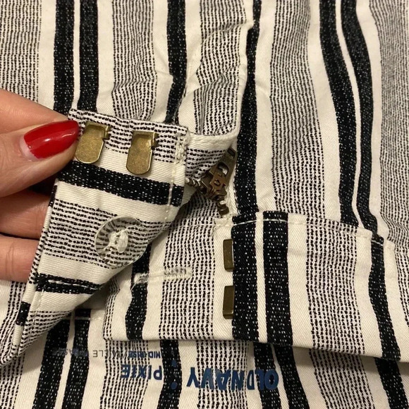 Old Navy Mid-Rise Pixie Black White Striped Chino Short Size 6 - Picture 6 of 9